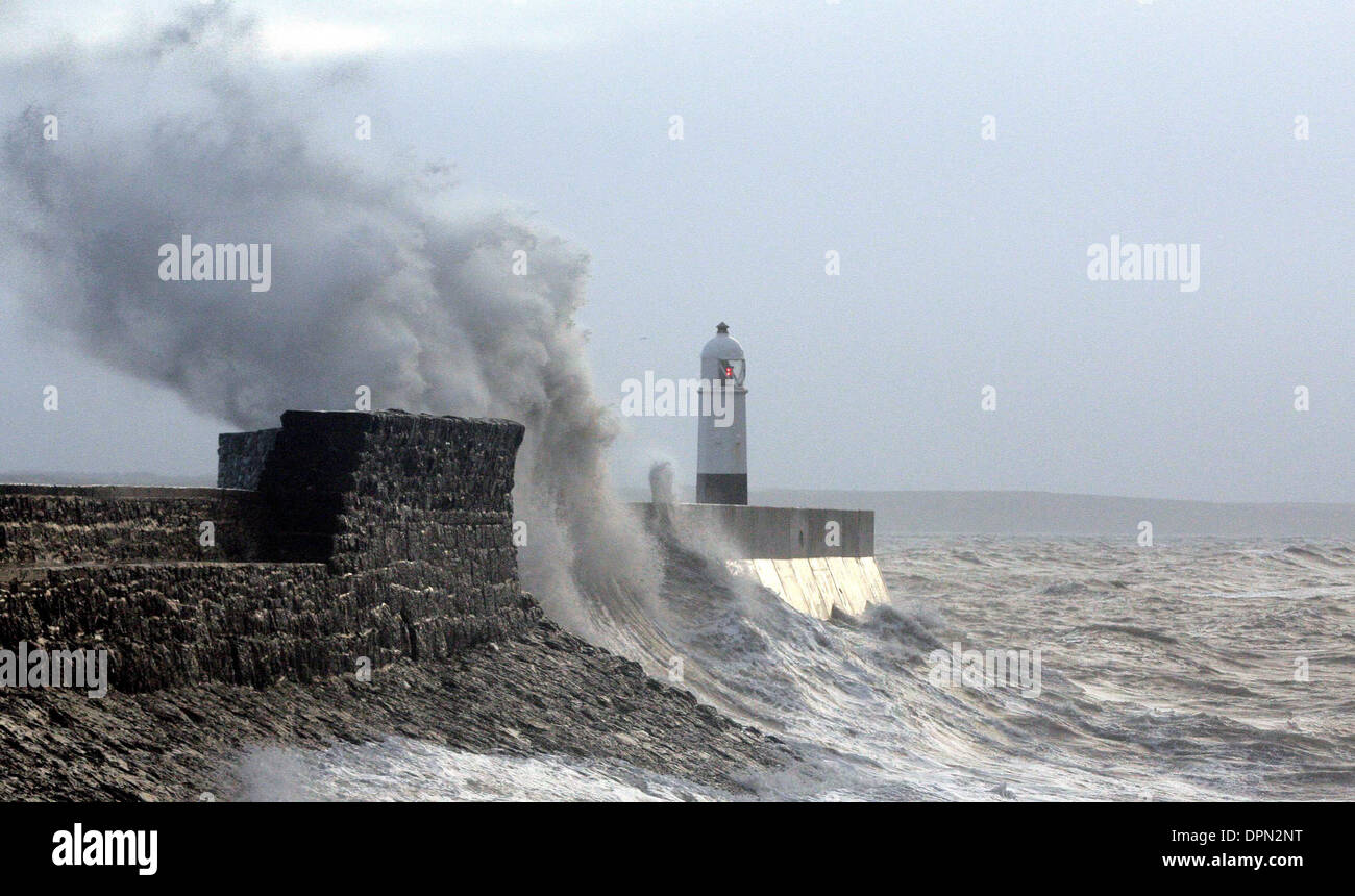 Riesige Wellen zerschmettern die Strandpromenade in Porthcawl in Süd-Wales Stockfoto