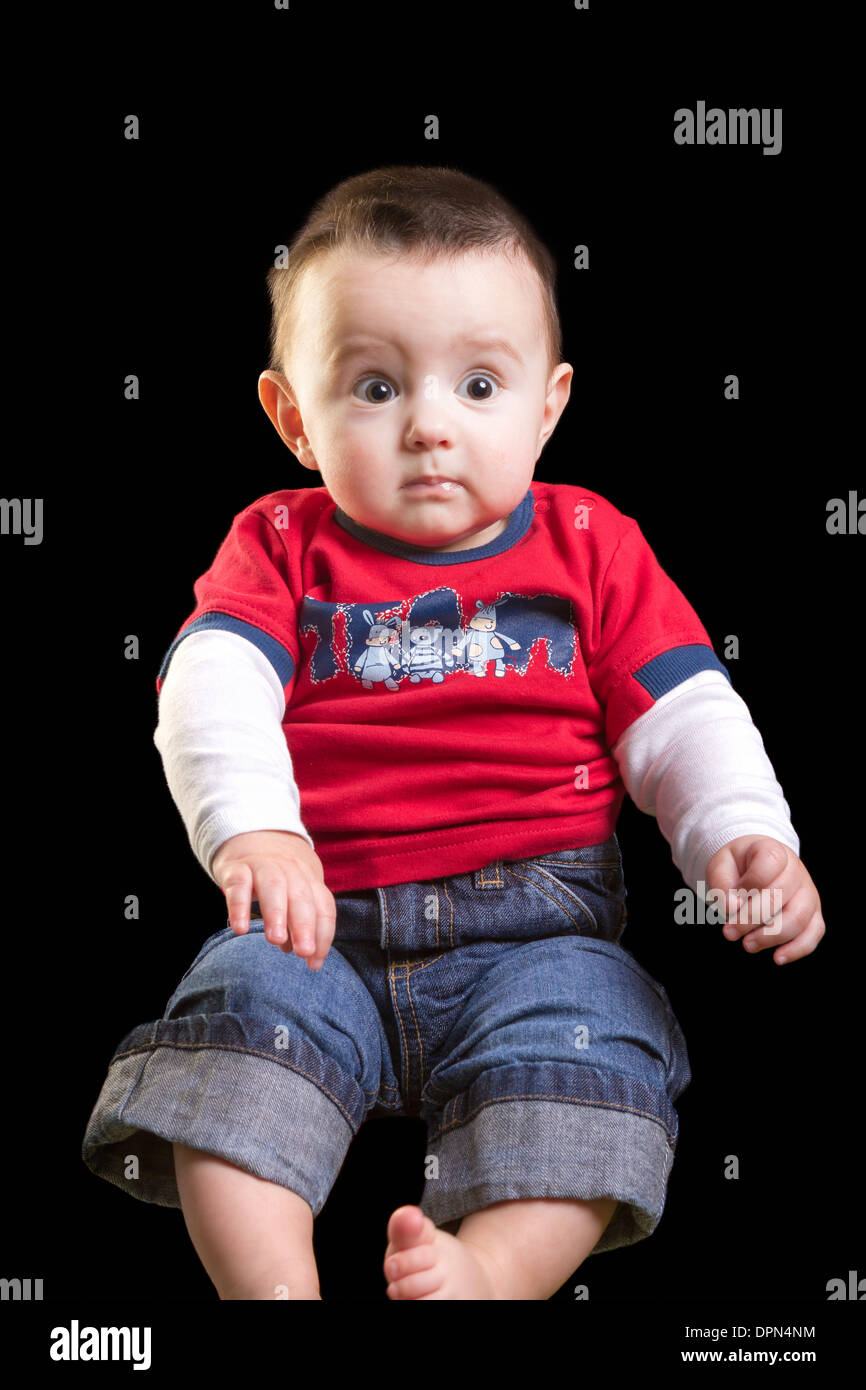 Baby Boy auf schwarzem Hintergrund Stockfoto