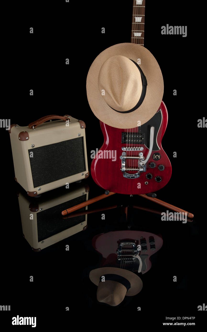 Rot-Gitarre mit Verstärker und Hut Stockfoto Rot-Gitarre mit Verstärker und Hut Stockfoto