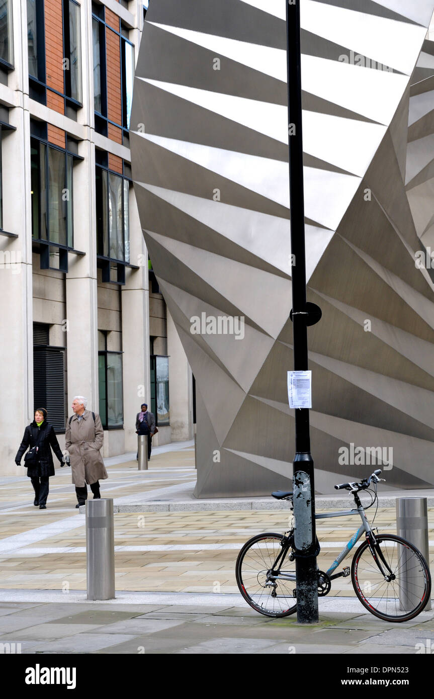 London, England, Vereinigtes Königreich. Metall-Skulptur Spiral - "Engelsflügel" (Thomas Heatherwick; 2002) des Bischofs vor Gericht [siehe Beschreibung] Stockfoto