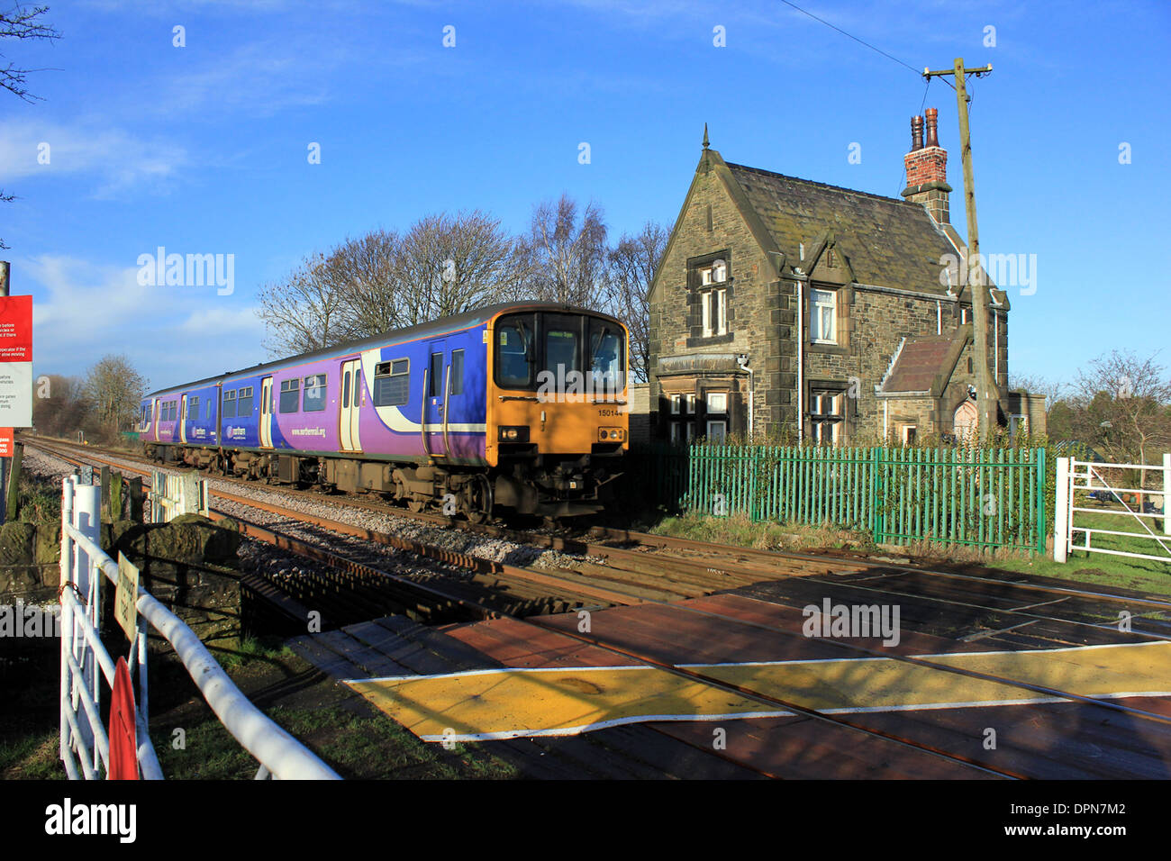 Northern Rail Diesel mehrere Einheit 150144 Durchgänge der ehemaligen Kreuzung Tierpfleger Hütte auf ein UN-bemannte Bahnübergang Lancs Stockfoto