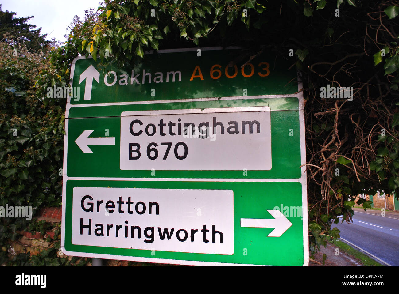 Oakham Straßenschild einschließlich Cottingham Gretton Harringworth Dörfer Stockfoto