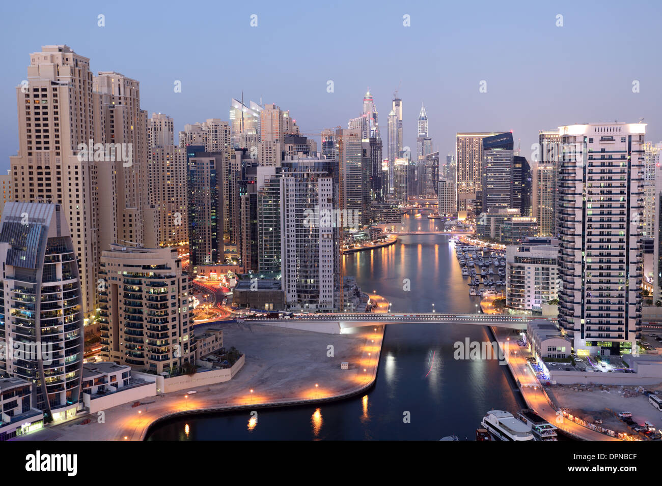 Dubai Marina bei Einbruch der Dunkelheit beleuchtet. Vereinigte Arabische Emirate Stockfoto