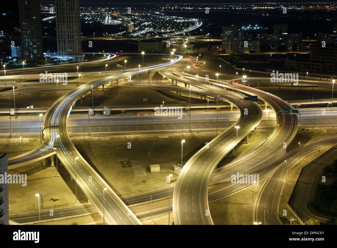 Autobahnkreuz in der Nacht. Dubai, Vereinigte Arabische Emirate Stockfoto