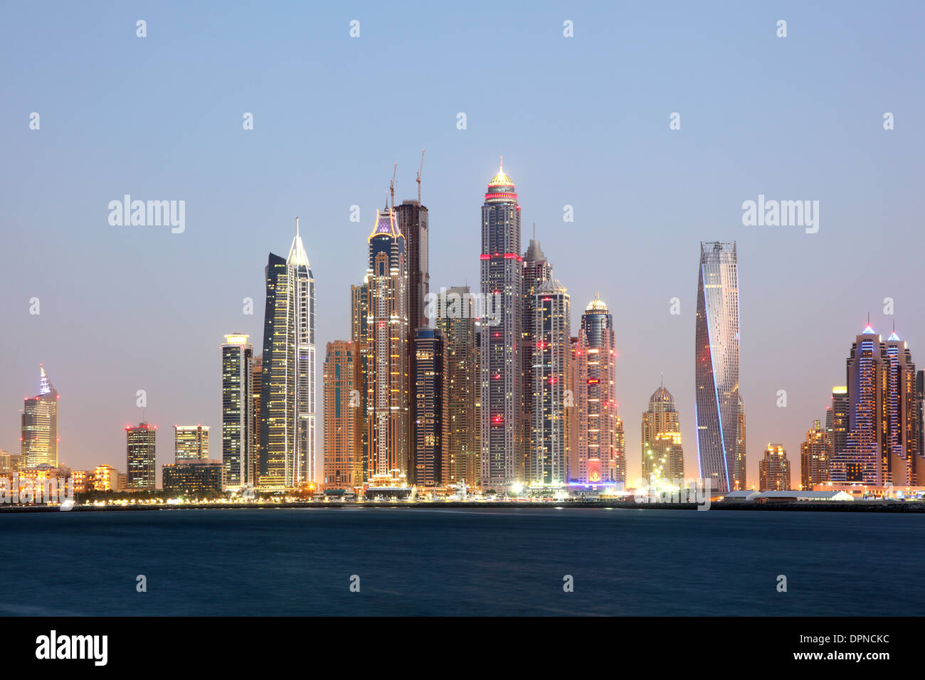 Skyline von Dubai Marina in der Abenddämmerung. Vereinigte Arabische Emirate Stockfoto