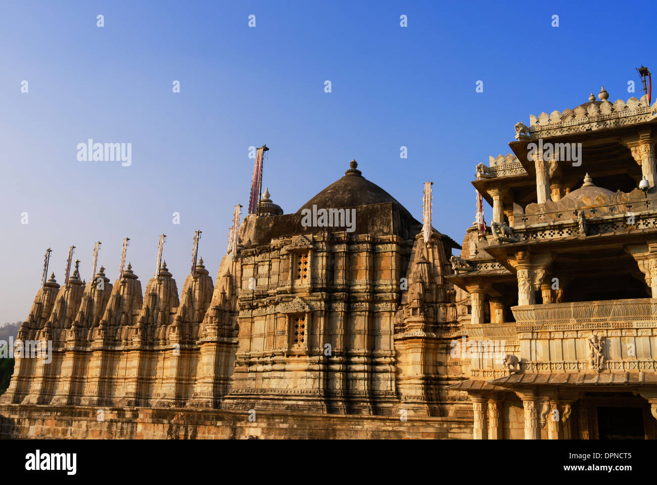 Ranakpur Tempel des Jainismus Seite Rückansicht bekannt für ihre geschnitzten Säulen und Architekturentwurf, Rajasthan Indien. Stockfoto