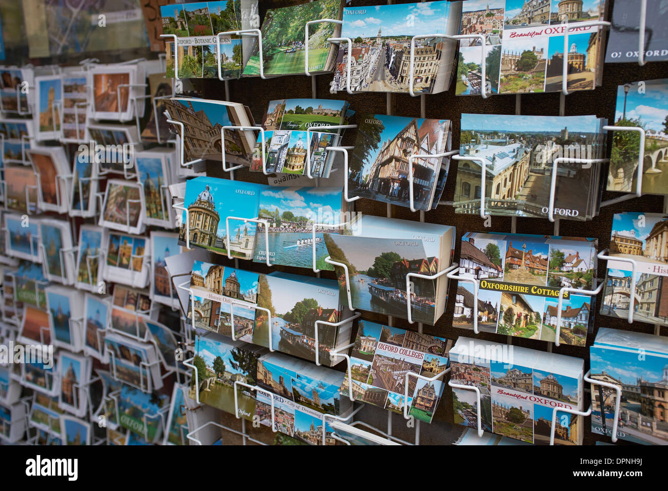 Touristische Postkarten auf dem Display im Stadtzentrum von Oxford UK Stockfoto