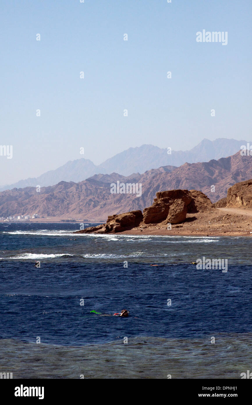 Das berühmte Dahab blue Hole mit Sinai Landschaft Stockfoto