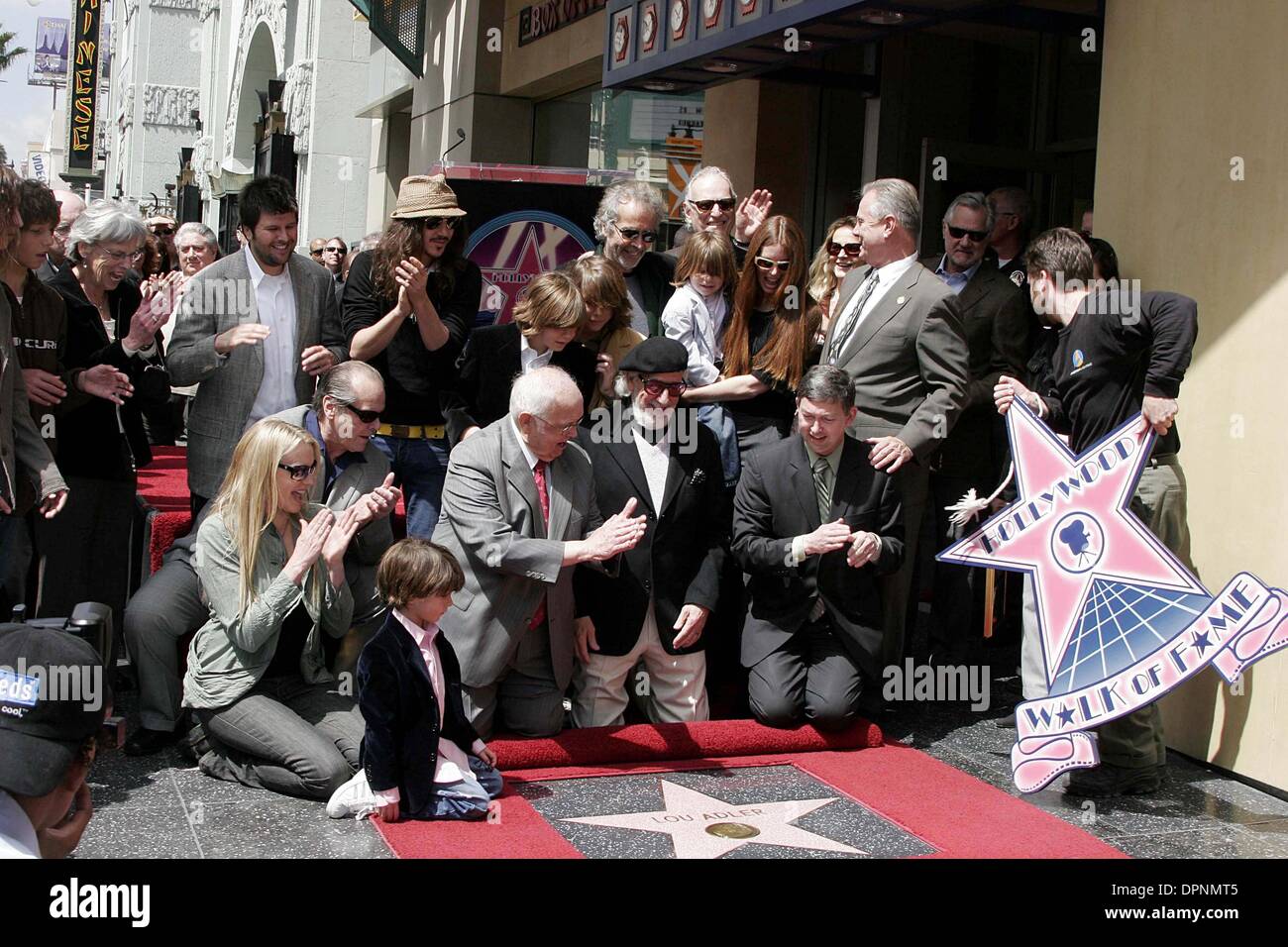 6. April 2006 - Hollywood, Kalifornien, USA - LOU ADLER, seine 7 Söhne, Frau Seite, HERB ALPERT, DARYL HANNAH und JACK NICHOLSON. LOU ADLER ERHÄLT EINEN STERN AM WALK OF FAME - HOLLLYWOOD. HOLLYWOOD, KALIFORNIEN -.04-06-2006-. NINA PROMMER / 2006.K47337NP. (Kredit-Bild: © Globe Photos/ZUMAPRESS.com) Stockfoto