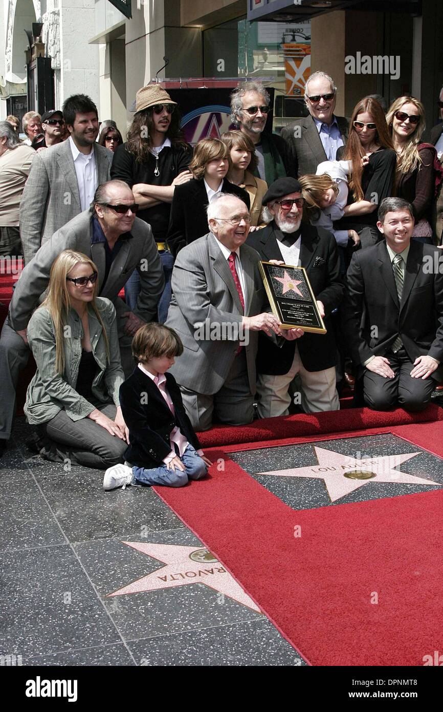 6. April 2006 - Hollywood, Kalifornien, USA - LOU ADLER, seine 7 Söhne, Frau Seite, HERB ALPERT, DARYL HANNAH und JACK NICHOLSON. LOU ADLER ERHÄLT EINEN STERN AM WALK OF FAME - HOLLLYWOOD. HOLLYWOOD, KALIFORNIEN -.04-06-2006-. NINA PROMMER / 2006.K47337NP. (Kredit-Bild: © Globe Photos/ZUMAPRESS.com) Stockfoto