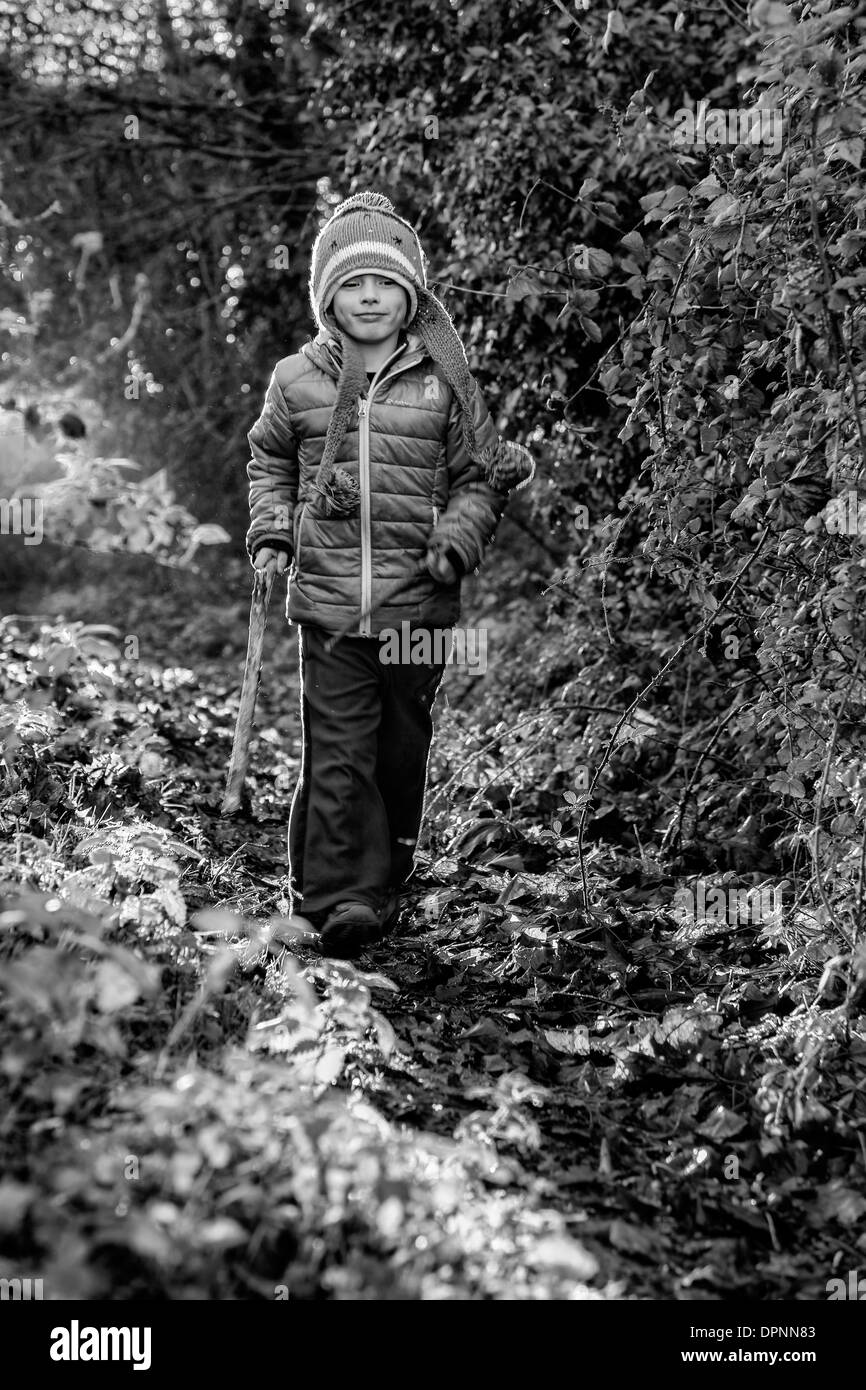 Ein kleiner Junge auf einem Wald Weg Stockfoto
