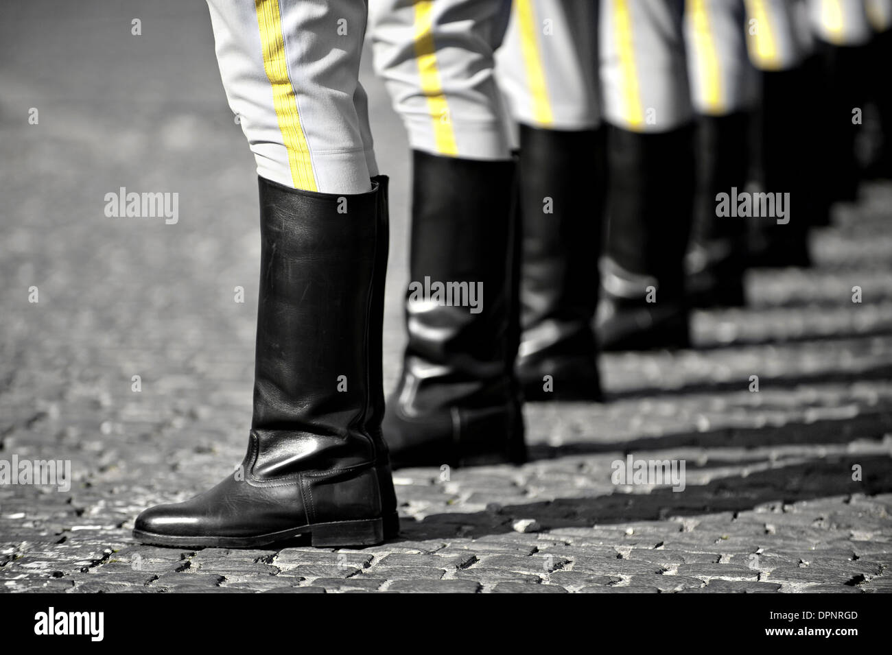 Soldaten während einer Militärparade in Ruhestellung hochgefahren. Stockfoto