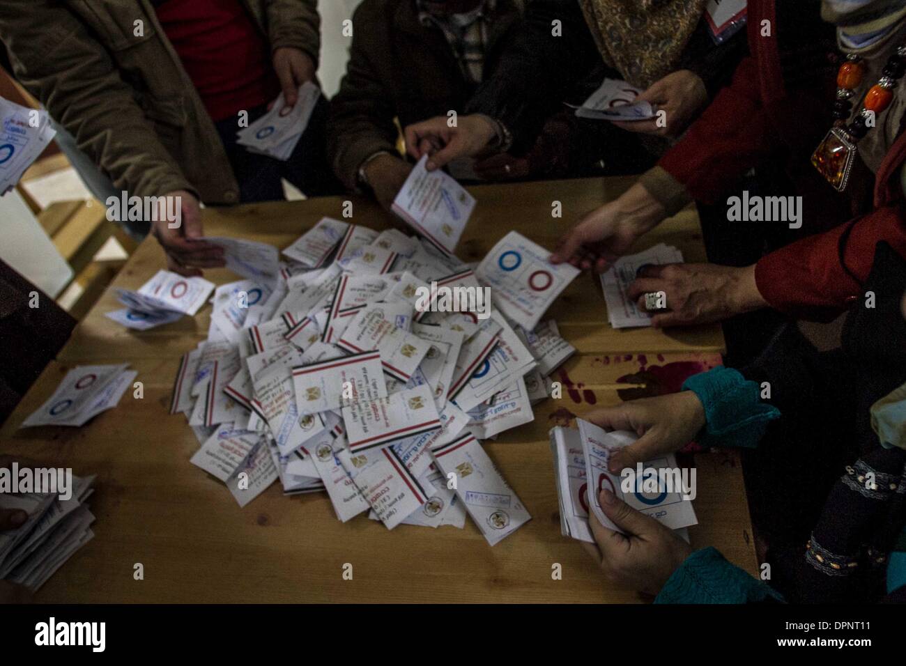 Kairo, Ägypten. 15. Januar 2014. Wahlkommission Aufsichtsbehörden zählen Stimmen in einem Wahllokal in Nasr City in Kairo, Ägypten, 15. Januar 2014. Ägypter haben die Abstimmung Mittwoch Abend abgeschlossen. Insgesamt neun Menschen getötet, während Ägyptens erste Tag der Abstimmung über eine neue Verfassung Dienstag, Zusammenstöße zwischen Polizei und Anhängern der Muslim-Bruderschaft in den verschiedenen Teilen des Landes brachen. Bildnachweis: Amru Salahuddien/Xinhua/Alamy Live-Nachrichten Stockfoto