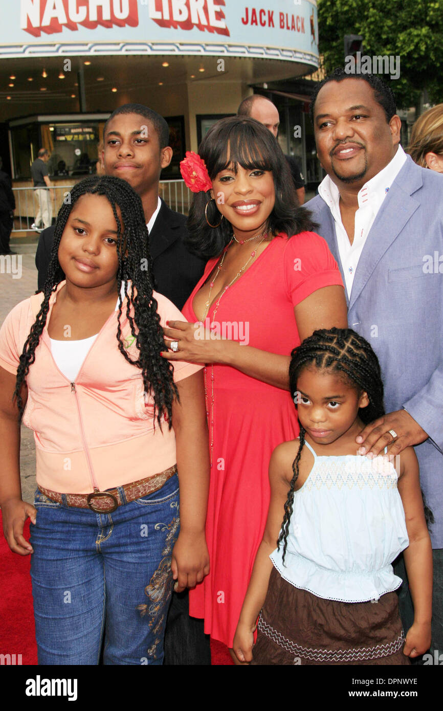 17. Juli 2006 - Los Angeles, Kalifornien, USA - NIECY NASH und Familie-. MONSTER HOUSE - PREMIERE-. MANN VILLAGE THEATER, WESTWOOD, KALIFORNIEN - 0,7-17-2006-. NINA PROMMER / 2006.K48168NP. (Kredit-Bild: © Globe Photos/ZUMAPRESS.com) Stockfoto