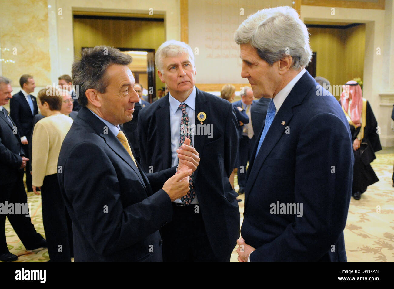 US-Außenminister John Kerry mit Beamten aus dem internationalen Roten Kreuz vor dem Start der syrischen Geberkonferenz 15. Januar 2014 in Kuwait-Stadt, Kuwait spricht. Stockfoto