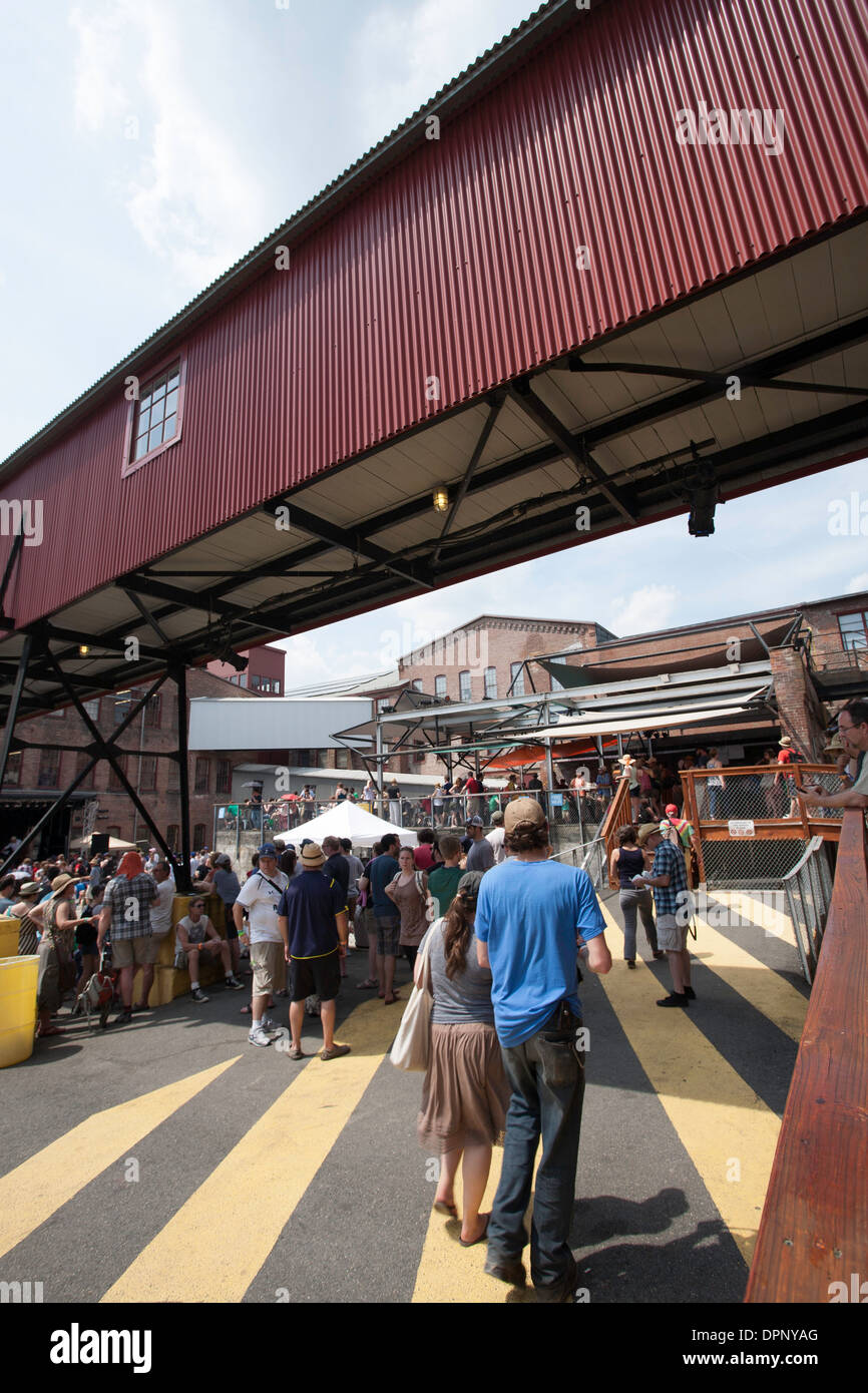 Wilco Konzertbesucher in North Adams Massachusetts in Mass MoCA [Massachusetts Museum of Contemporary Art]. Stockfoto