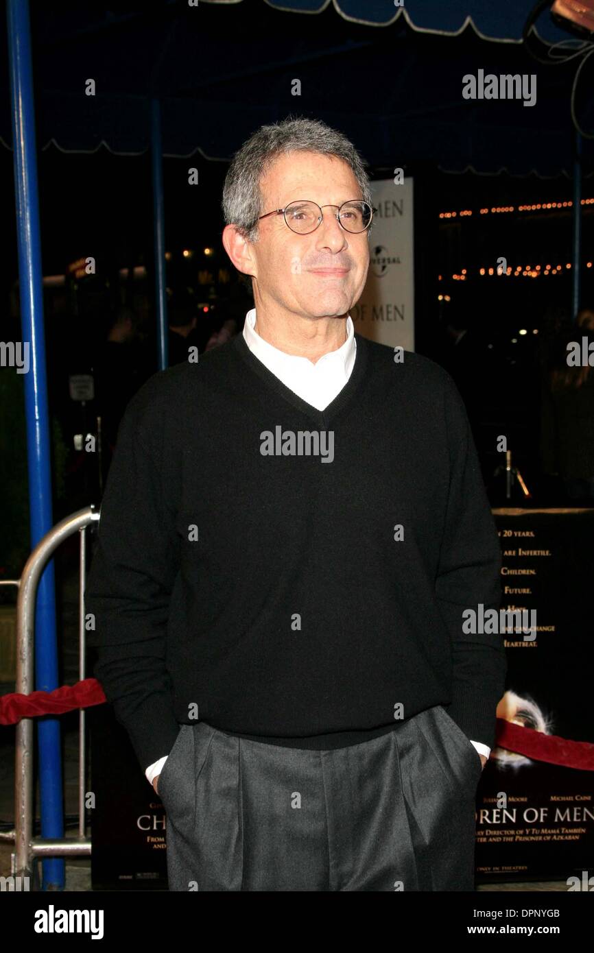 16. November 2006 - Los Angeles, Kalifornien, USA - RON MEYER-. CHILDREN OF MEN - PREMIERE-. MANN VILLAGE THEATER, WESTWOOD, KALIFORNIEN -.11-16-2006-. NINA PROMMER / 2006.K50562NP (Kredit-Bild: © Globe Photos/ZUMAPRESS.com) Stockfoto