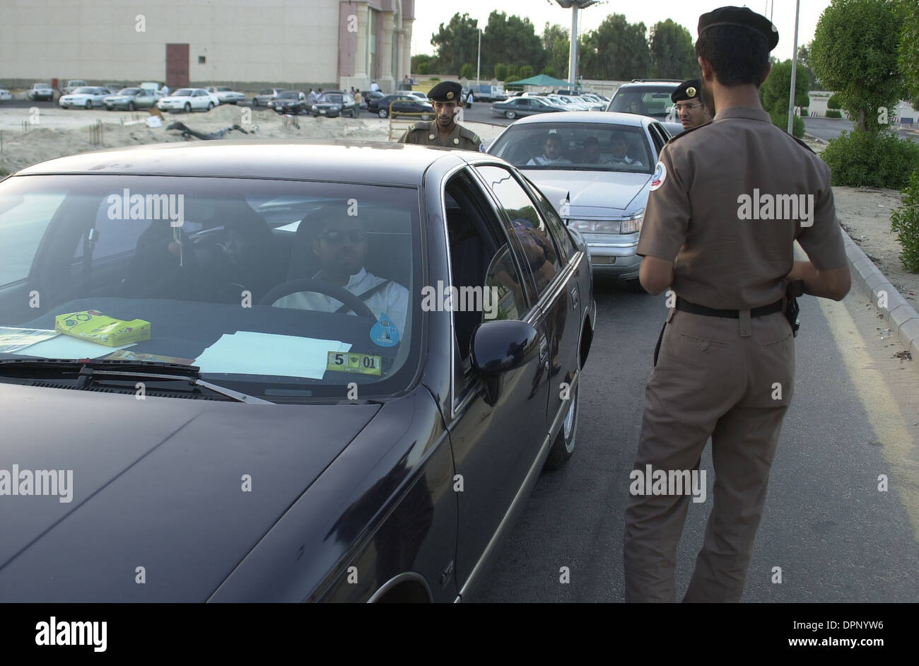 Al Khobar, Saudi Arabien - Polizei vom Innenministerium Stop Suche Autos auf der Suche nach Extremisten und Lizenzen zu überprüfen. Stockfoto