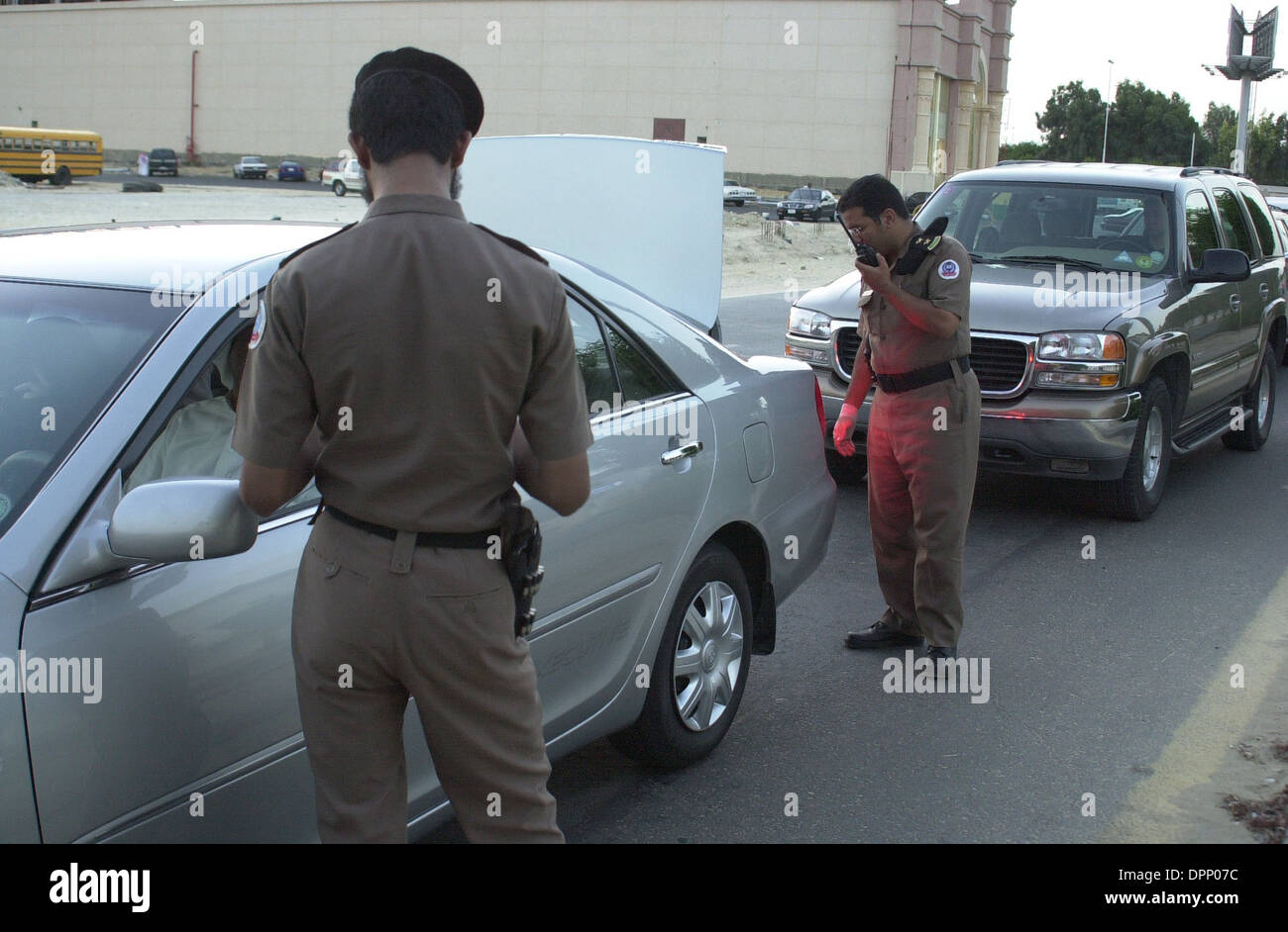 Al Khobar, Saudi Arabien - Polizei vom Innenministerium Stop Suche Autos auf der Suche nach Extremisten und Lizenzen zu überprüfen. Stockfoto