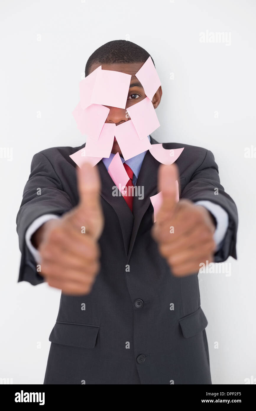 Afro Geschäftsmann in leere Notizen gestikulieren Daumen nach oben abgedeckt Stockfoto