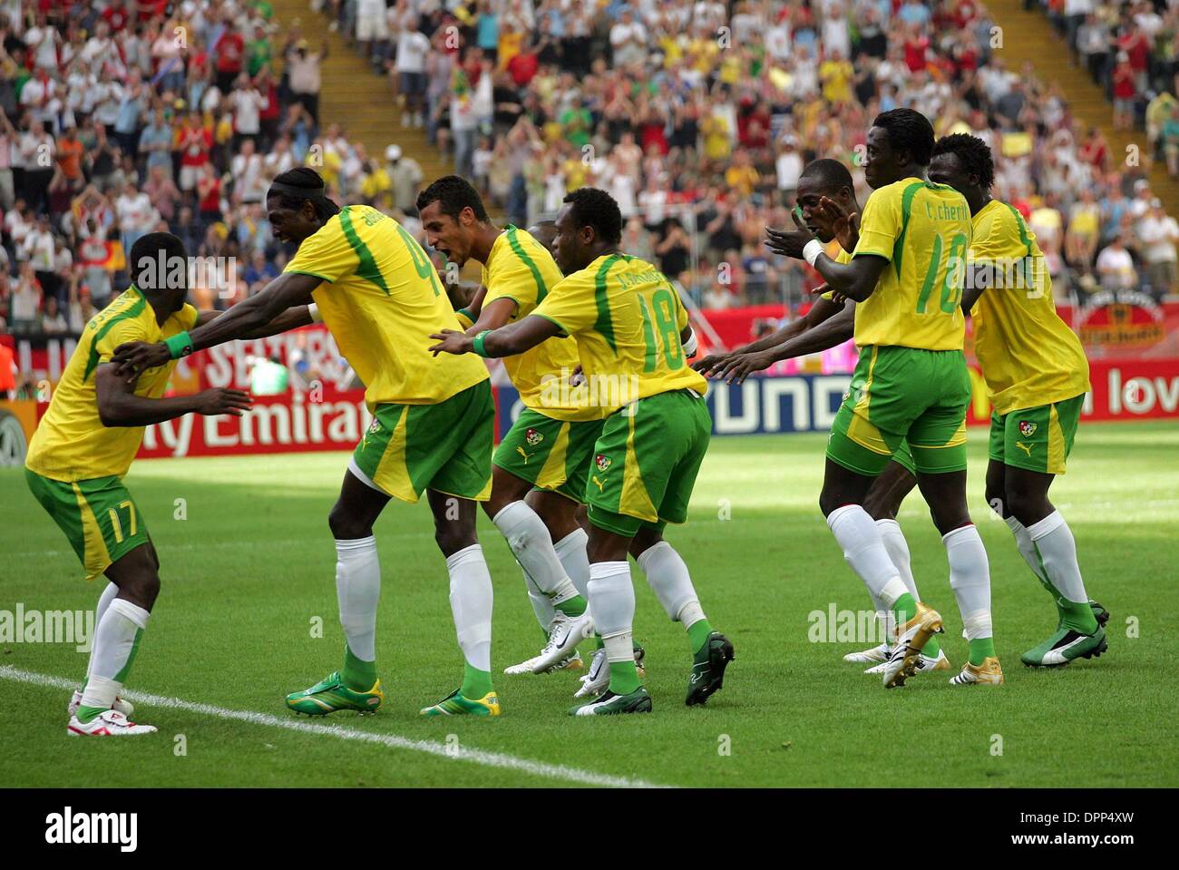 14. Juni 2006 - WM, Frankfurt am Main - K48286. KOREA GEGEN TOGO. WM-STADION, FRANKFURT AM MAIN, DEUTSCHLAND. 13.06.2006. STEWART KENDALL - - 2006.TOGO ZU FEIERN. (Kredit-Bild: © Globe Photos/ZUMAPRESS.com) Stockfoto