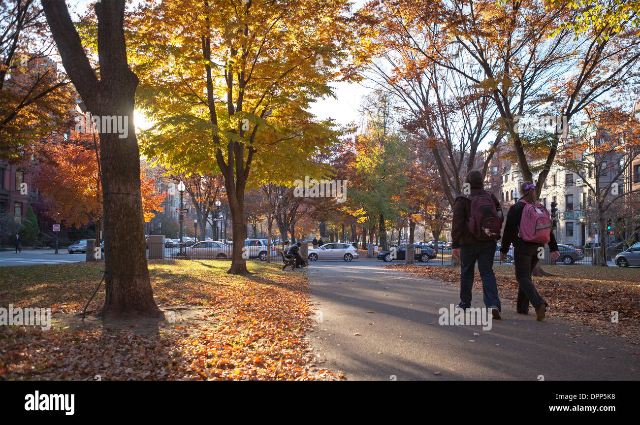 Die Menschen gehen in der späten Nachmittagssonne im Commonwealth Avenue Mall in Boston. Stockfoto