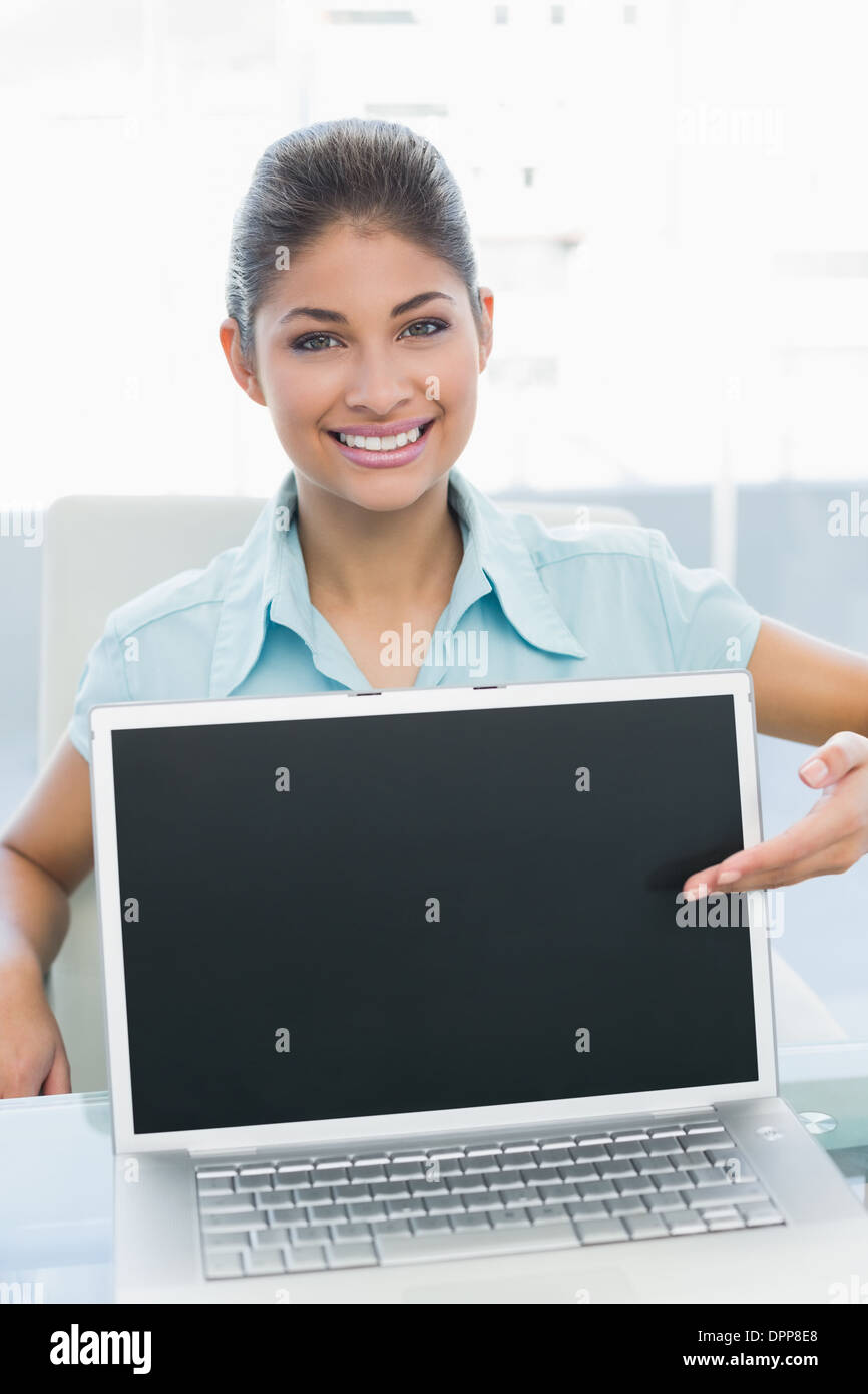 Geschäftsfrau mit Laptop im Büro Stockfoto