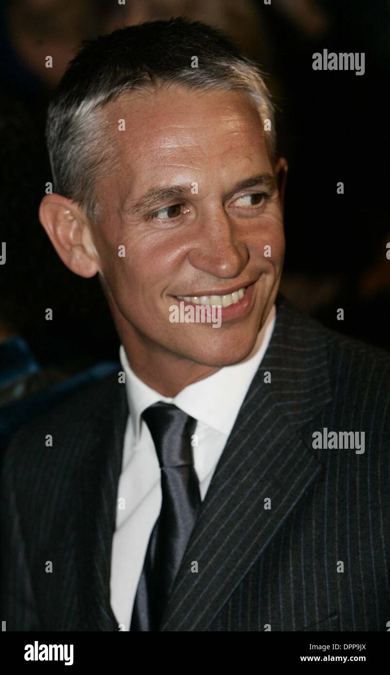 17. Oktober 2006 - Palace Theatre, LONDON, ENGLAND - GARY LINEKER. KOMMT FÜR DIE UK-PREMIERE VON "SPAMALOT", DIE NEUE WESTEN ENDE MONTY PYTHON INSPIRIERT SHOW IM PALACE THEATRE IN LONDON 17.10.2006. TIM MATTHEWS - - 2006.K50296 (Kredit-Bild: © Globe Photos/ZUMAPRESS.com) Stockfoto