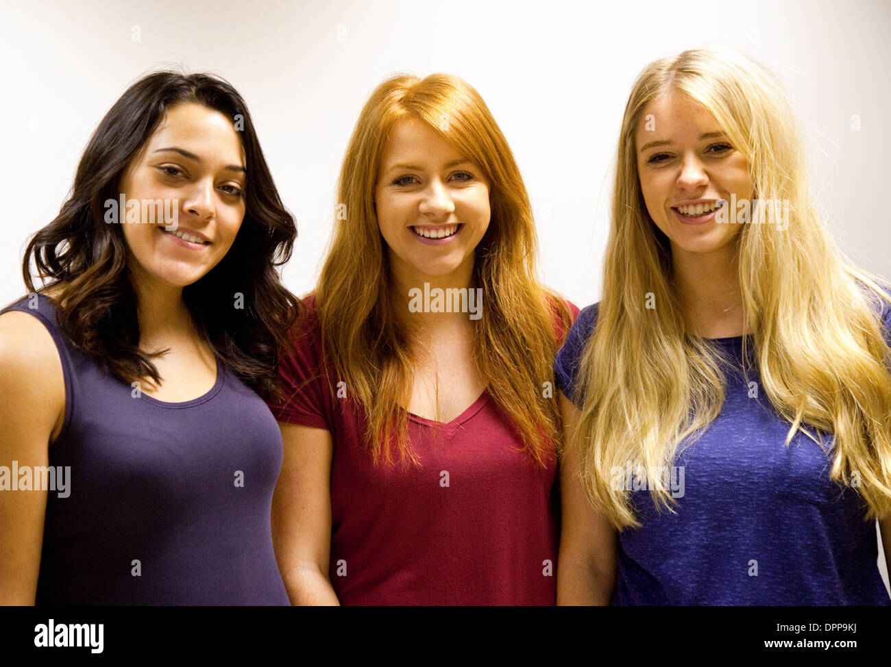 Brünette, Rothaarige und blonde blonde junge kaukasischen Frauen zeigen Unterschied in Haar Farbe und Haut färben, UK Stockfoto