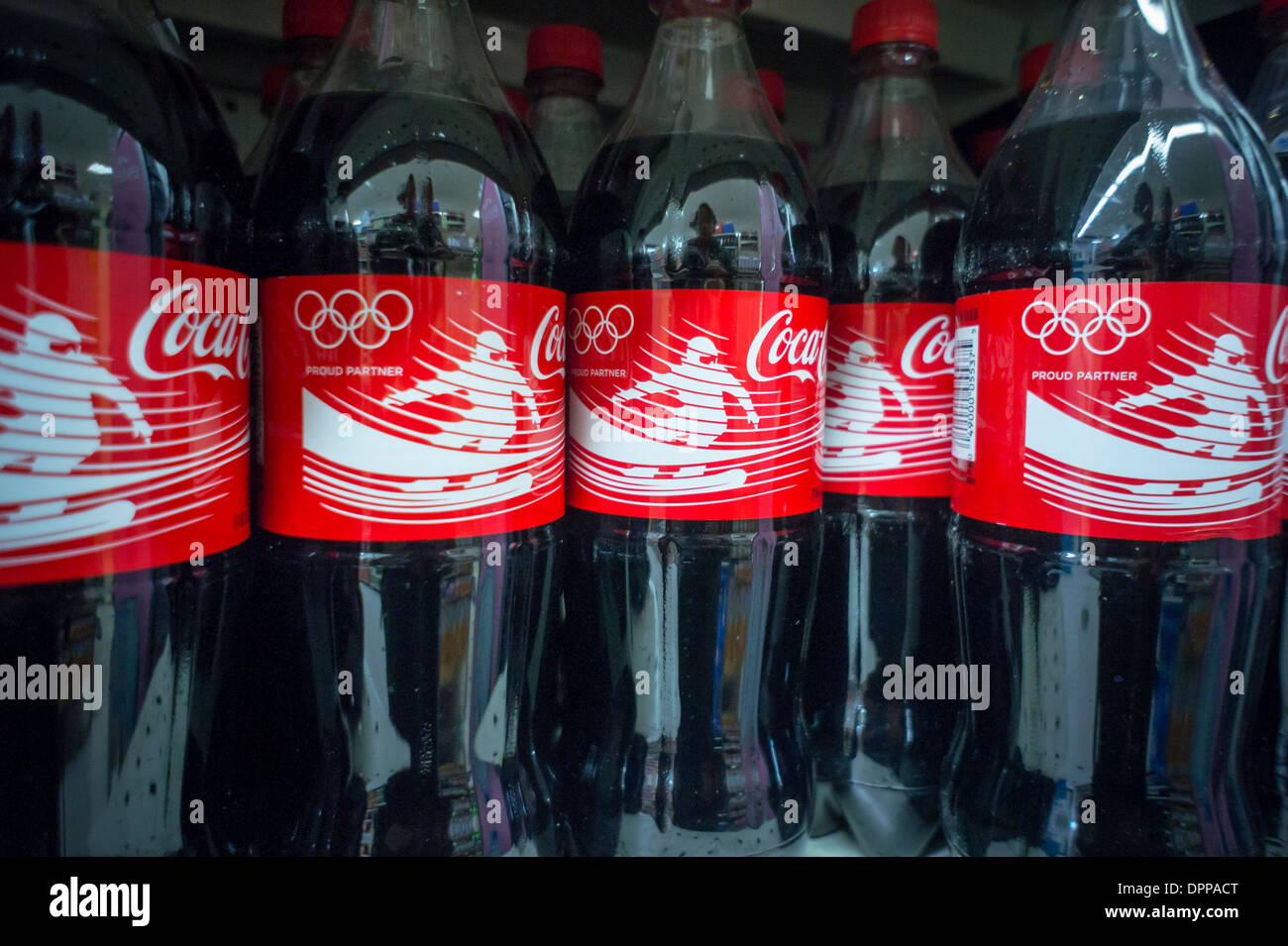Coca-Cola-Flaschen in einem Supermarkt in New York fördern ihre Beteiligung mit den Olympischen Winterspielen 2014 in Sotschi Stockfoto