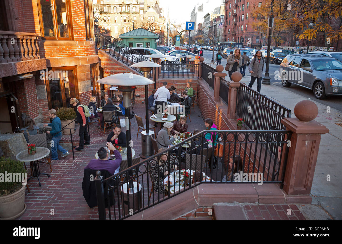 Menschen Essen in einem Restaurant in der Newbury Street in Boston. Stockfoto