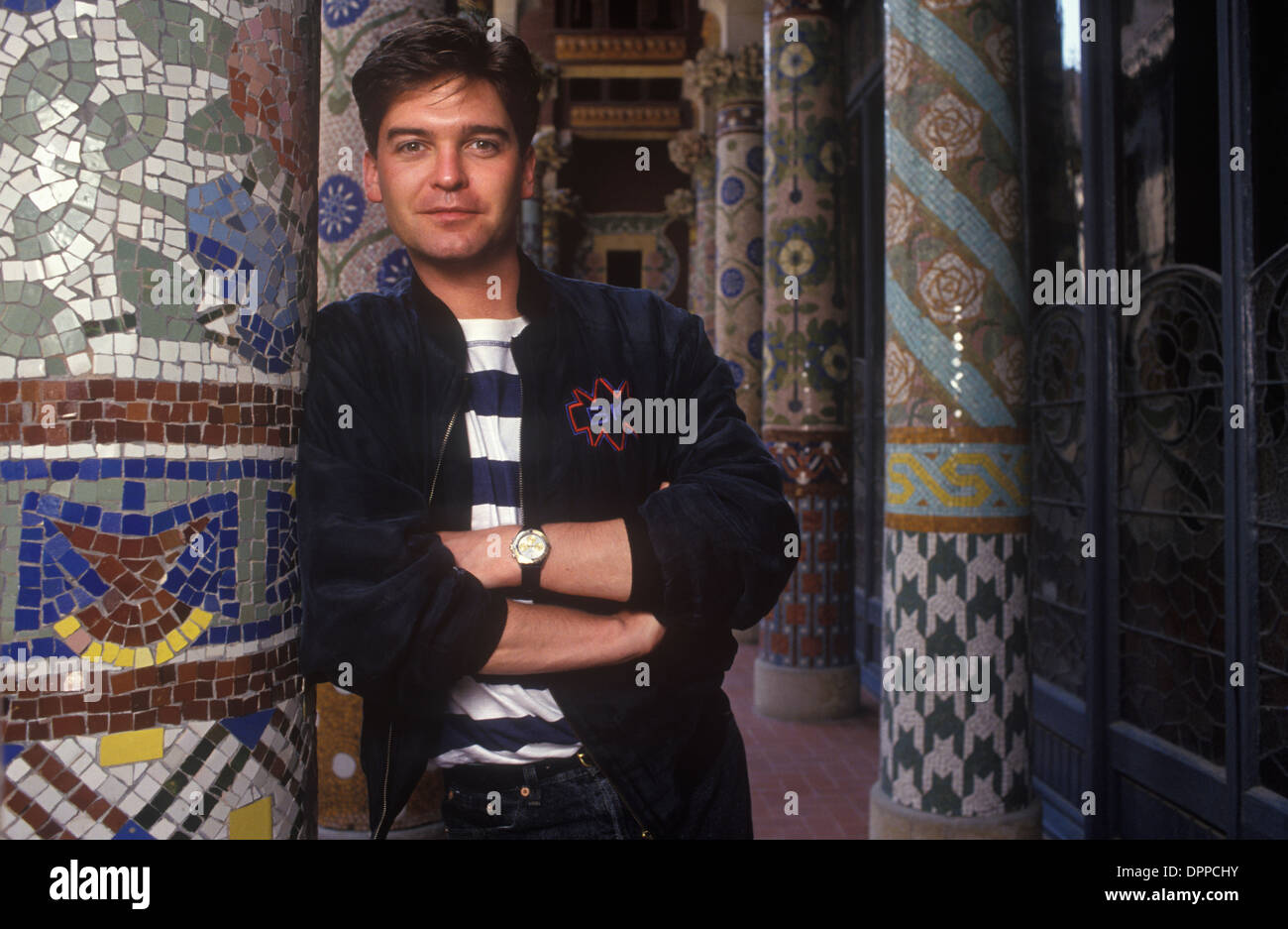 Phillip Schofield Porträt vor Ort für die BBC in Barcelona Spanien 1980er Jahre um 1985 HOMER SYKES Stockfoto