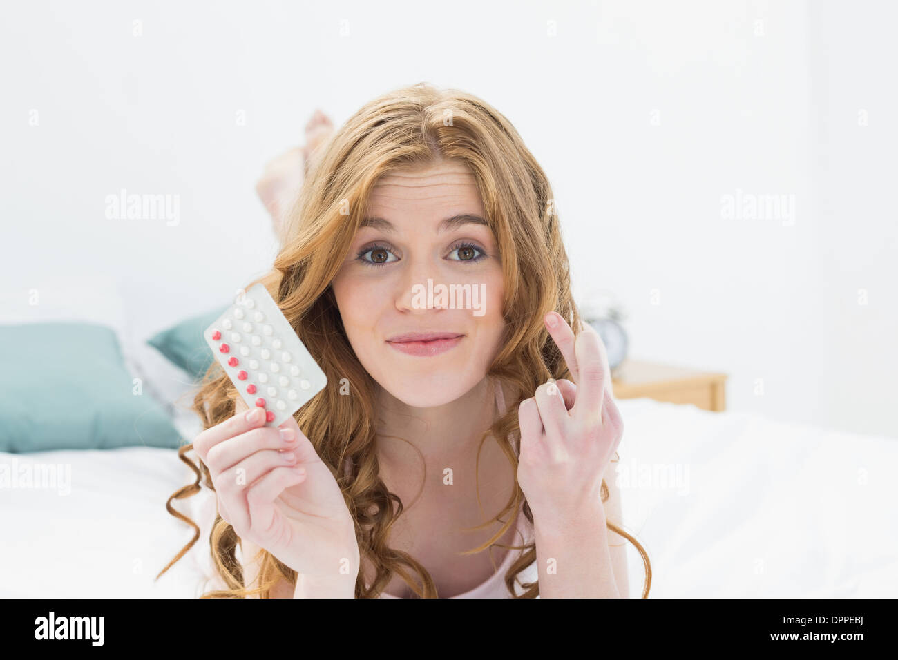 Besorgt junge blonde mit Pillen zu Hause Stockfoto