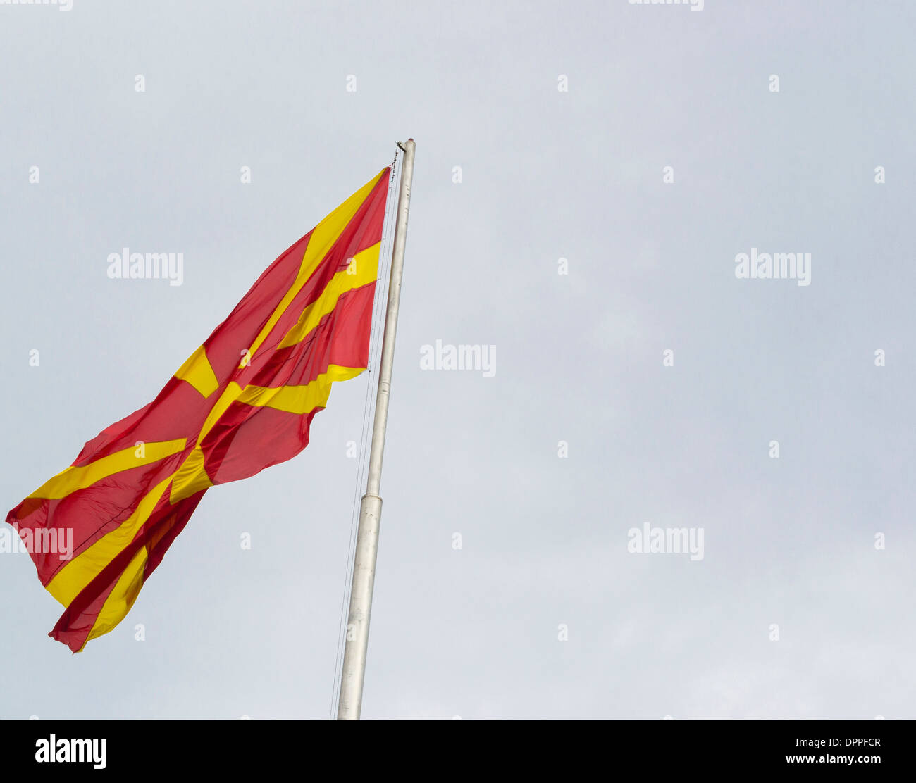 Wehende mazedonischen Flagge auf eine Fahnenstange gegen blauen Himmel Stockfoto