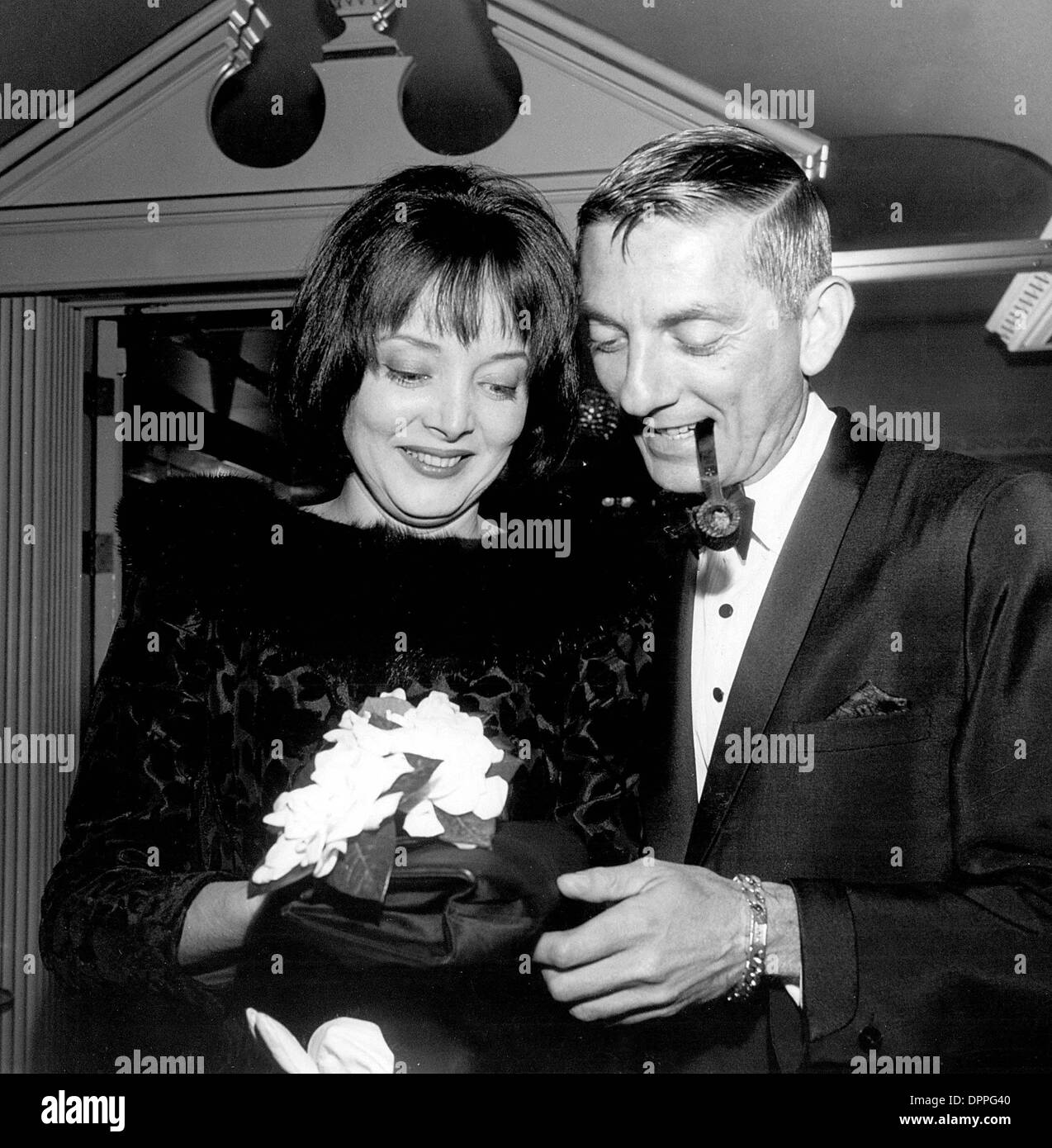 26. Juni 2006 - AARON SPELLING mit CAROLYN JONES. B777 - 18C. Buchdruck-(Kredit-Bild: © Globe Photos/ZUMAPRESS.com) Stockfoto