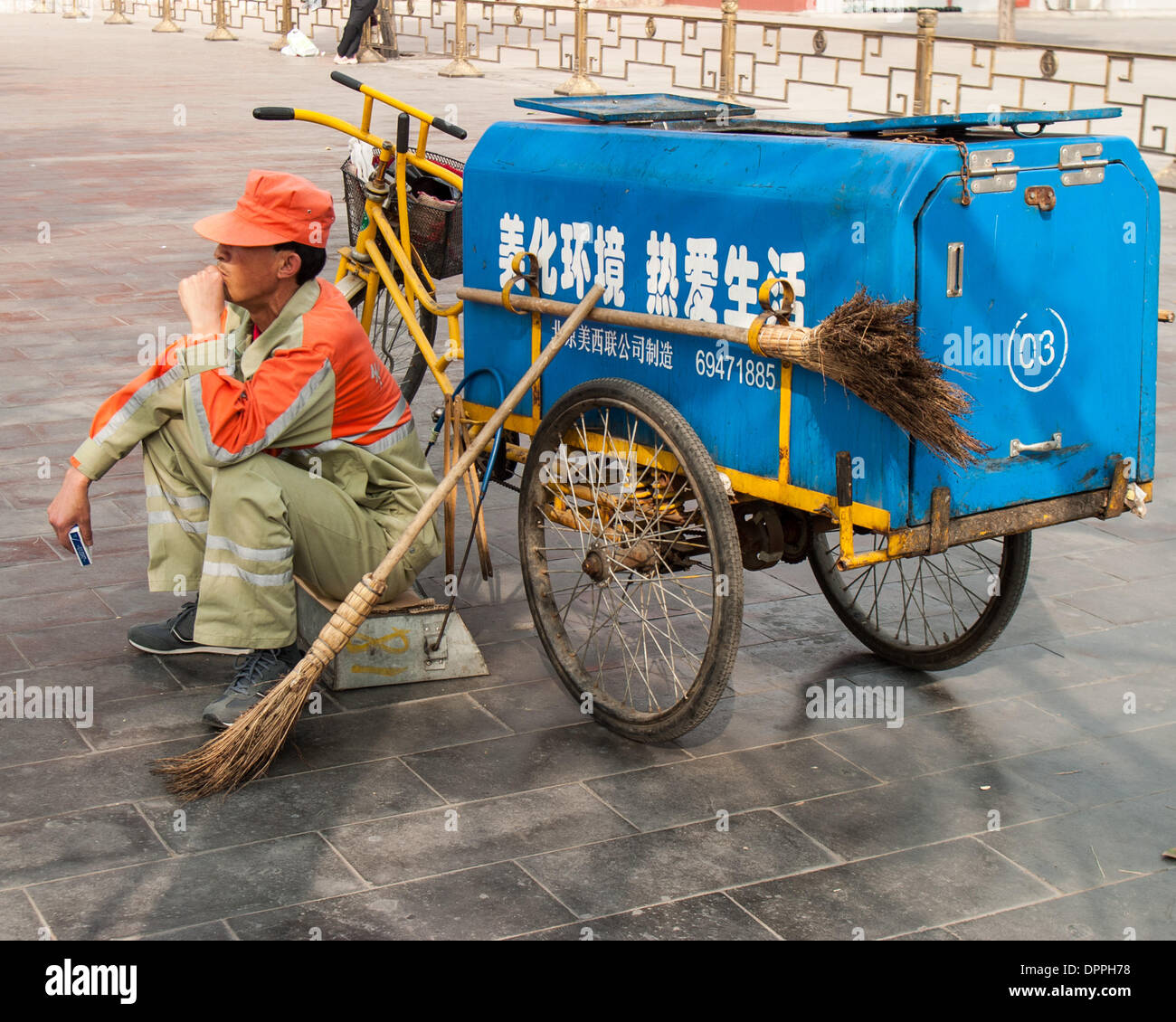 Peking, China. 16. Oktober 2006. A die Kehrmaschine ruht neben seinem  dreirädrigen Fahrrad-Karren in Peking, Hauptstadt der Republik China. ©  Arnold Drapkin/ZUMAPRESS.com/Alamy Live-Nachrichten Stockfotografie - Alamy