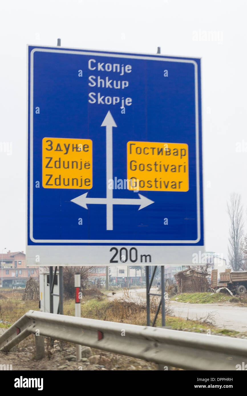 Straßenschild mit Angaben zu Zdunje, Mazedonien, Skopje und Gostivar / ehemalige jugoslawische Republik Mazedonien Stockfoto