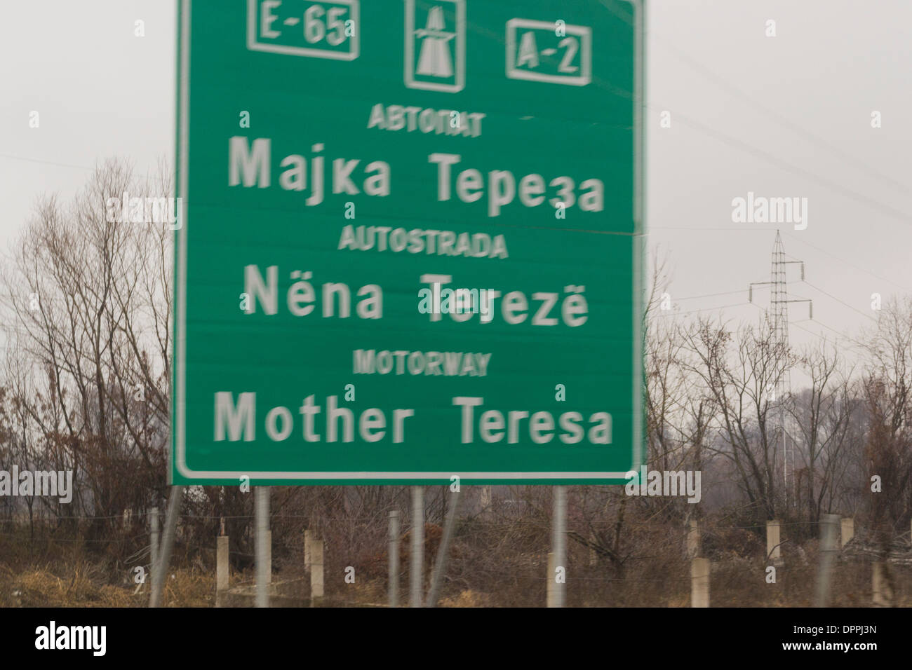 Schild am Anfang von Mutter Teresa Autobahn, Mazedonien Stockfoto
