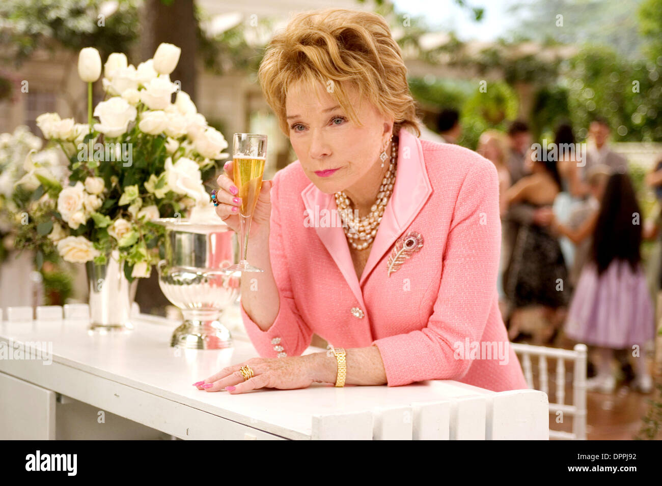 18. Dezember 2005 - SHIRLEY MacLAINE stars wie Katharine in Warner Bros.-PicturesÃ• und Village Roadshow PicturesÃ• romantische Komödie Â ' Gerücht hat ItÃ‰, Â "auch mit Jennifer Aniston, Kevin Costner und Mark Ruffalo... K46268ES.'' ES WIRD GEMUNKELT ''. TV-FILM-STILLS. VON geliefert (Kredit-Bild: © Globe Photos/ZUMAPRESS.com) Stockfoto