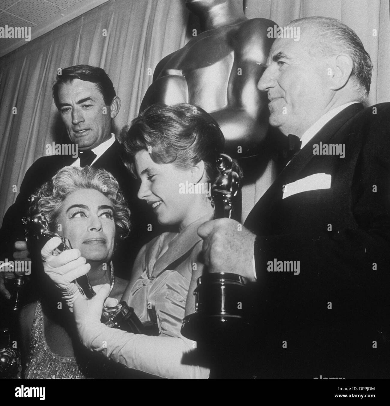 26. Januar 2006 - GREGORY PECK, JOAN CRAWFORD, PATTY DUKE und ED BEGLEY 35. Academy AWARDS 1962.SUPPLIED von (Kredit-Bild: © Globe Photos/ZUMAPRESS.com) Stockfoto