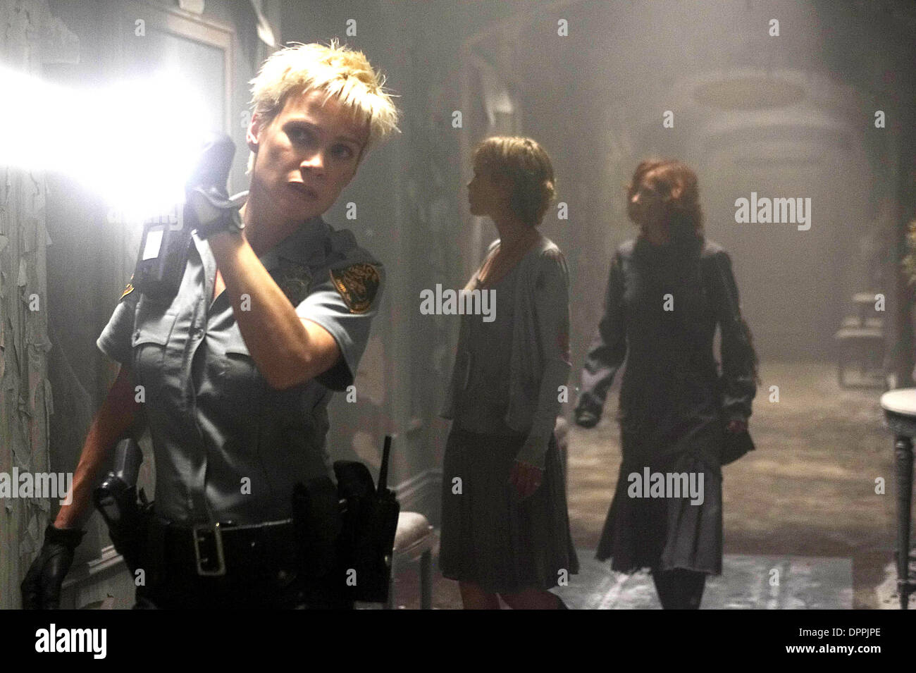 21. Februar 2006 - K48524ES. TV-FILM NOCH. GELIEFERT von LAURIE HOLDEN (Cybil), RADHA MITCHELL (Rose) und TANYA ALLEN (Anna) in TriStar PicturesÃ• SILENT HILL (Kredit-Bild: © Globe Photos/ZUMAPRESS.com) Stockfoto