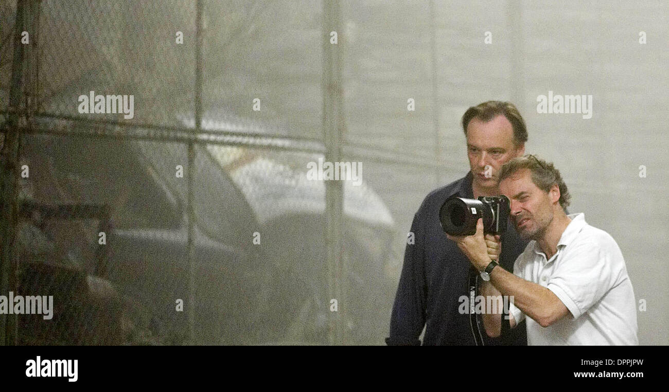 21. Februar 2006 - K48524ES. TV-FILM NOCH. GELIEFERT von Regisseur Christophe Gans am Set von TriStar Bilder SILENT HILL mit Dan Lausten (Director of Photography) (Credit-Bild: © Globe Photos/ZUMAPRESS.com) Stockfoto