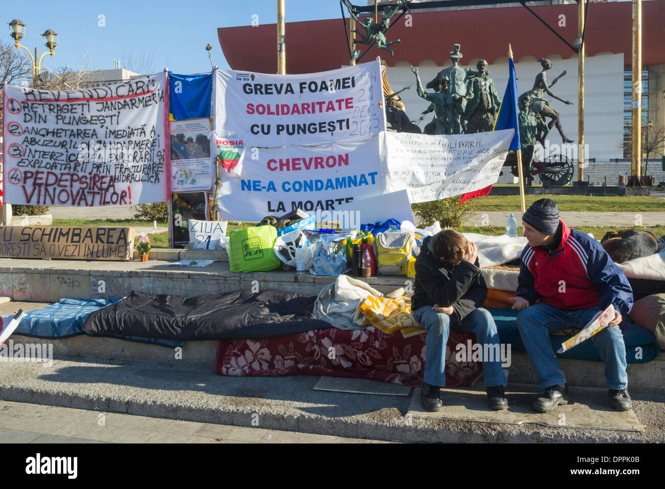 Anti-Fracking Demonstranten im Bukarester Universitätsplatz Stockfoto