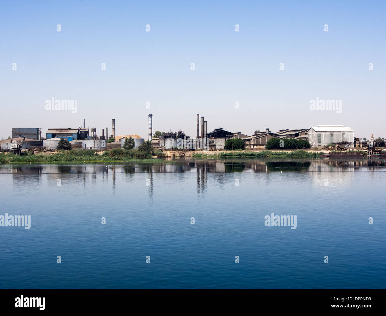 Einem industriellen Komplex an den Ufern des Flusses oberen Nil, Ägypten Stockfoto
