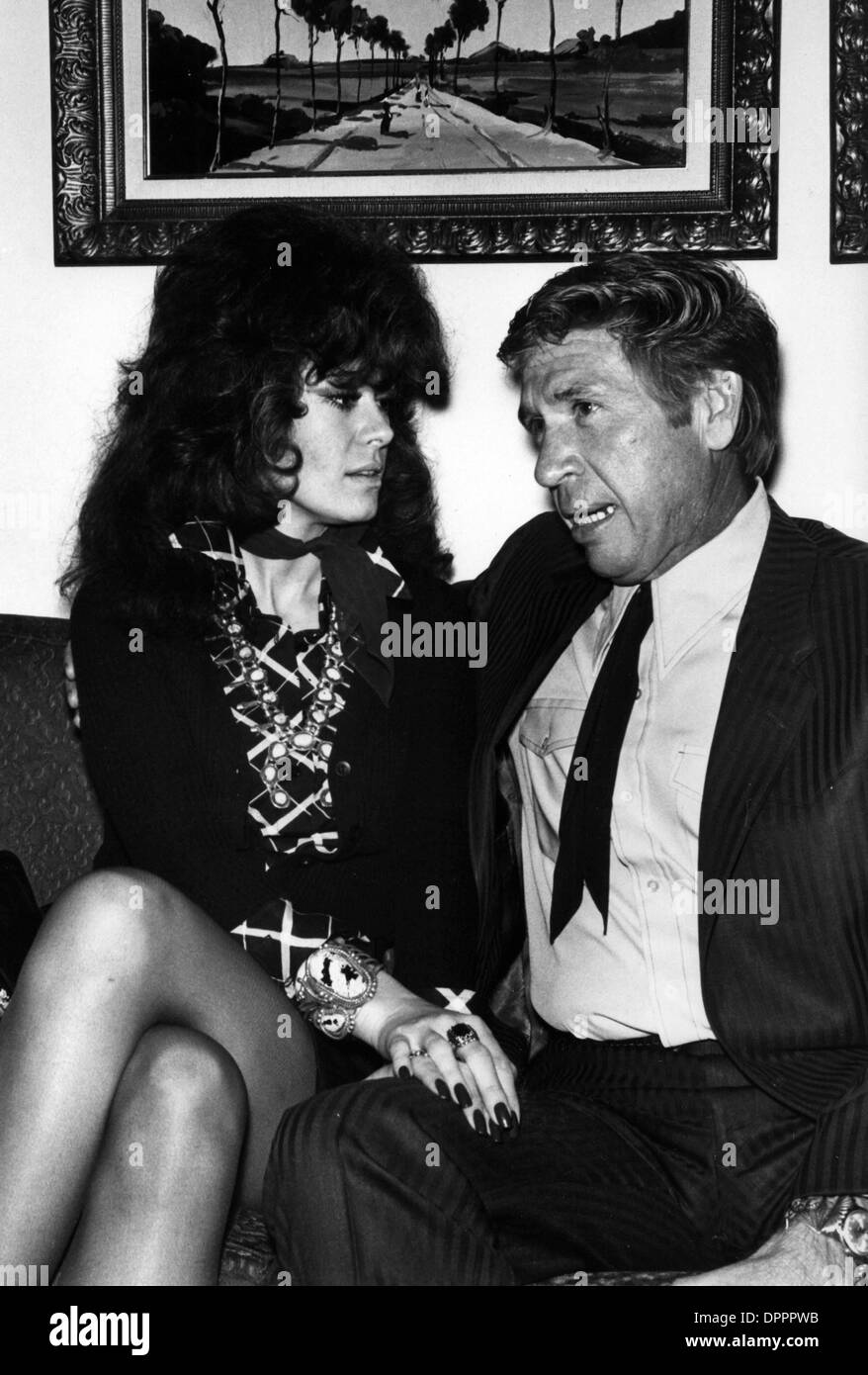 27. März 2006 - BUCK OWENS und TV-Produzent Juwel LAIN AT die TV-Programme EXECUTIVE CONVENTION IN HOLLYWOOD 02-1974. (Kredit-Bild: © Globe Photos/ZUMAPRESS.com) Stockfoto