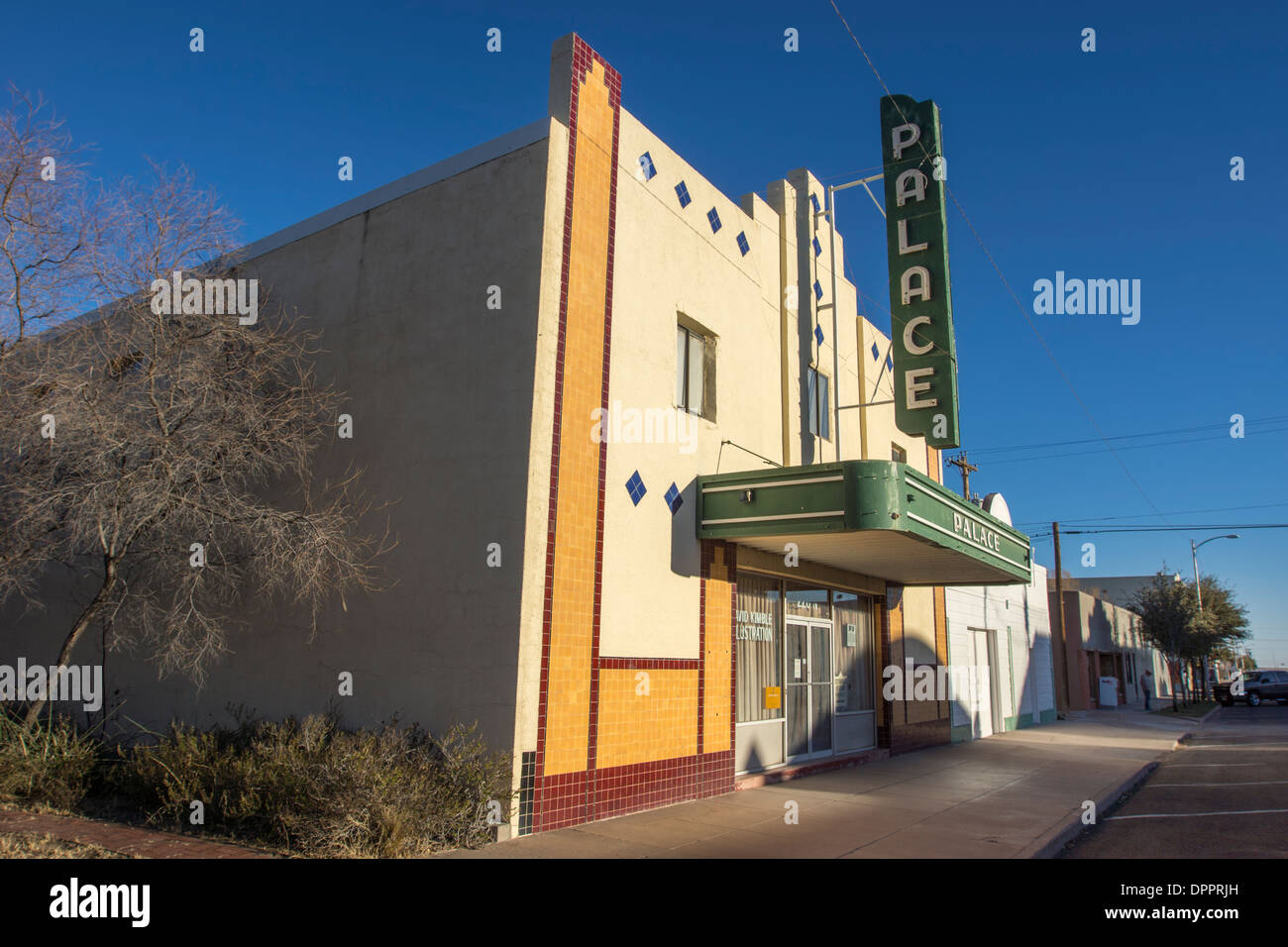 Das Palastgebäude in der Innenstadt von Marfa, West Texas, gelegen an der Hauptstraße. Stockfoto