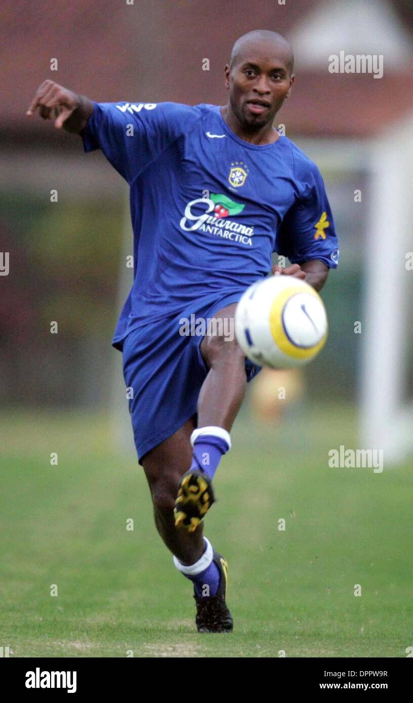 18. Januar 2006 - Teresopolis, RJ, Brasilien - 20050601: TERESOPOLIS, Brasilien: brasilianische Fußballspieler Ze Roberto training mit dem brasilianischen Fußball-Team bei Granja Comary. Brasilien-Fußball-Nationalmannschaft spielen gegen Paraguai Fußballmannschaft, am 5. Juni für den südamerikanischen Cup 2006. . NILTON FUKUDA-TeresopolisFILES-K46434 (Kredit-Bild: © Kugel-Photos/ZUMAPRESS.com) Stockfoto