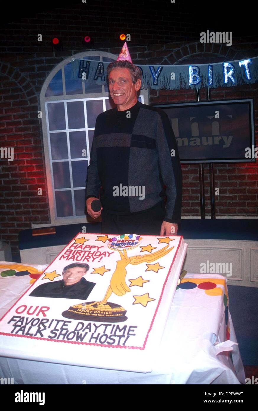 25. April 2006 - K23858JBU: 1/17/02.THE Personal von MAURY POVICH SHOW Überraschung MAURY ON seinen 63. Geburtstag mit Kuchen im STUDIO, New York... MAURY POVICH. JUDIE BURSTEIN / 2002.EXCLUSIVE (Kredit-Bild: © Globe Photos/ZUMAPRESS.com) Stockfoto