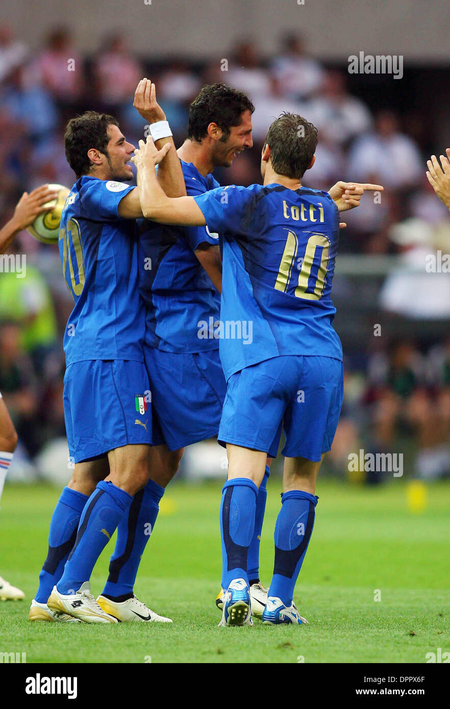 9. Juli 2006 - Olympiastadion, BERLIN, Deutschland - Simone Perrotta, Marco Materazzi & Francesco Totti.CELEBRATE MATERAZZI Ziel. ITALIEN V FRANKREICH... PERROTTA, MATERAZZI & TOTTI. ITALIEN V FRANKREICH. OLYMPIASTADION, BERLIN-DEUTSCHLAND-07-09-2006.K48556.  -PHOTOS(Credit Image: © Globe Photos/ZUMAPRESS.com) Stockfoto