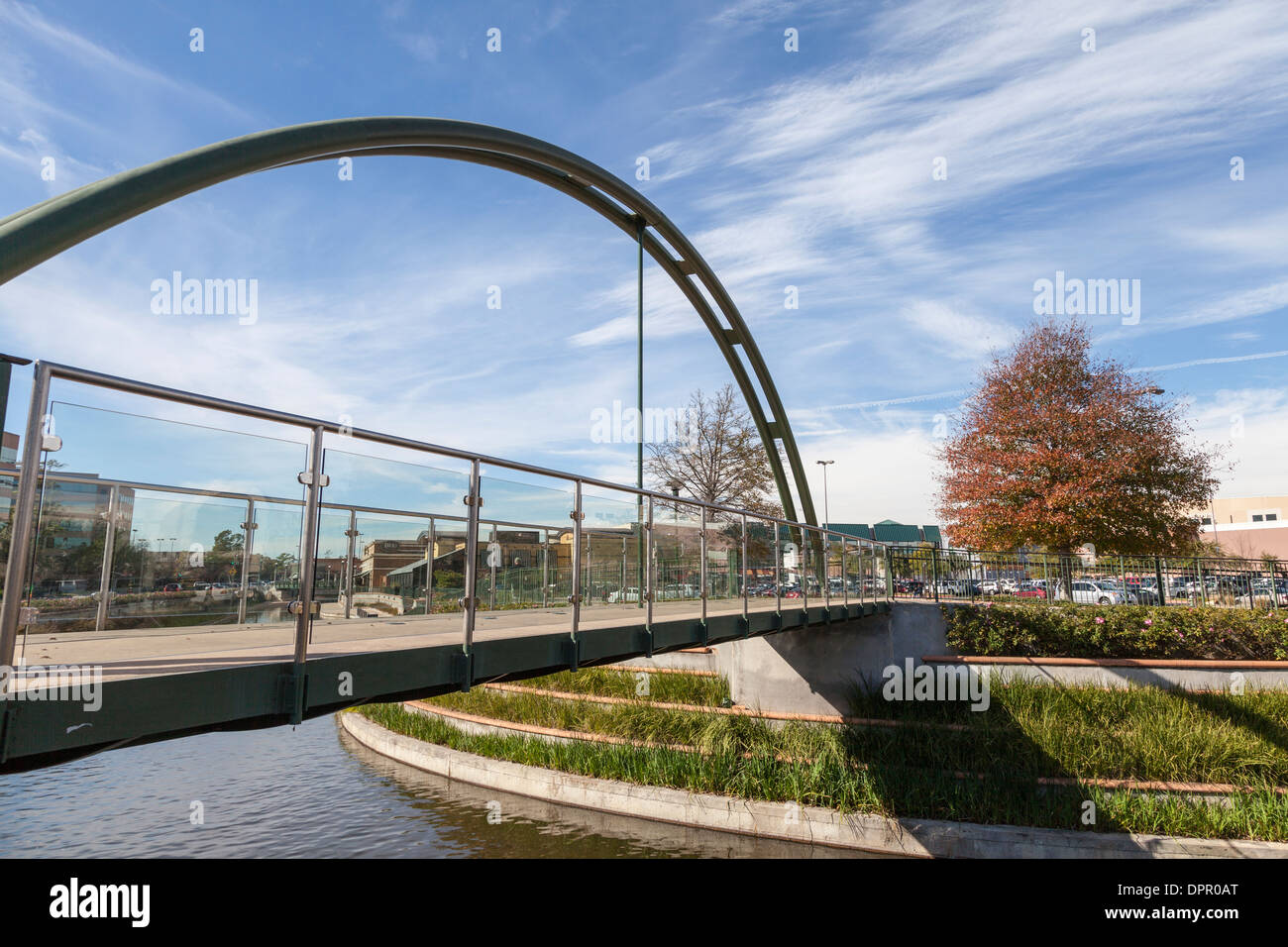 Fußgängerbrücke über den Woodlands Waterway in der Woodlands Mall, The Woodlands, Texas. Stockfoto